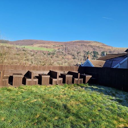 Flat 5. Modern Studio Apartment, Tynte Hotel, Mountain Ash Quakers Yard Luaran gambar